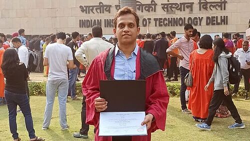 Rahul Singh zeigt seine Doktorurkunde vor dem Indian Institute of Technology in Delhi, Indien