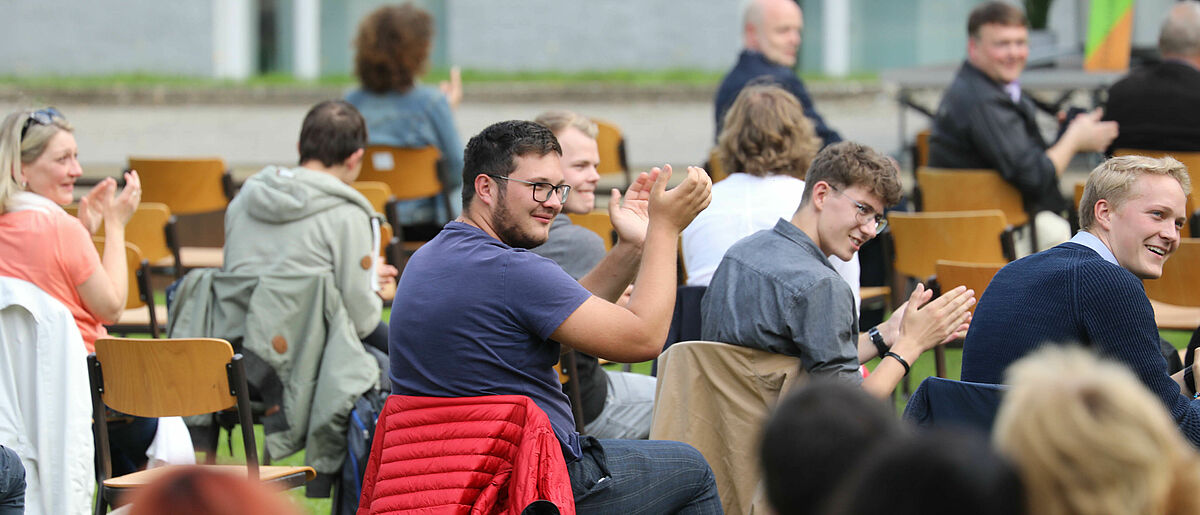 Das Publikum applaudiert den Preisträger_innen.