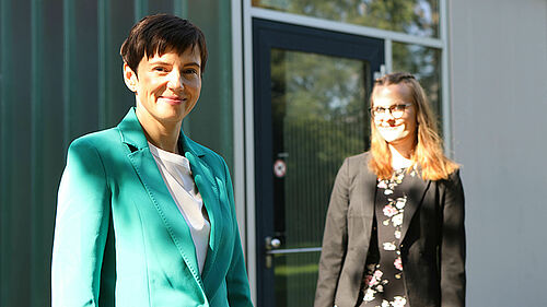 Zu sehen sind  Professorin Dr. Christine Linke (links) und Ruth Kasdorf, M.A. an der Studie zur geschlechterspezifischen Gewalt im Deutschen Fernsehen gearbeitet haben.