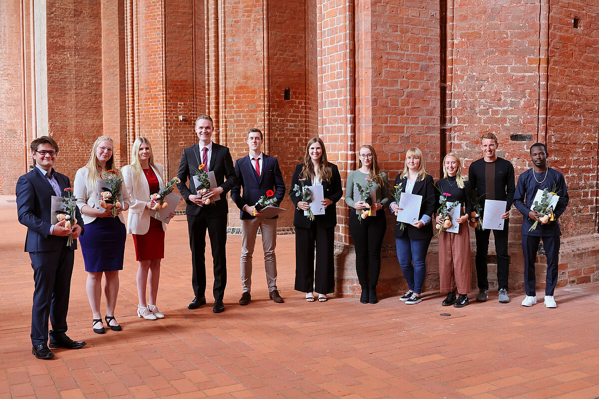 Gruppenbild der Absolventen und Absolventinnen des Bachelor- und Master-Studiengangs Betriebswirtschaft der Fakultät.