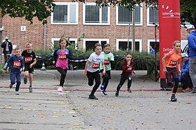 Kleine Kinder im Alter von 6 bis 9 Jahren sind gerade auf dem Warnemünder Campus zum 3-Kabellängen-Lauf gestartet.