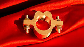 Ring Ein goldfarbener Ring liegt auf einem rotem Tuch.