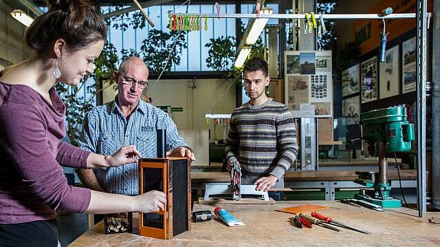 Studierende beim Modellbau in der Werkstatt an der Fakultät Gestaltung der Hochschule Wismar.