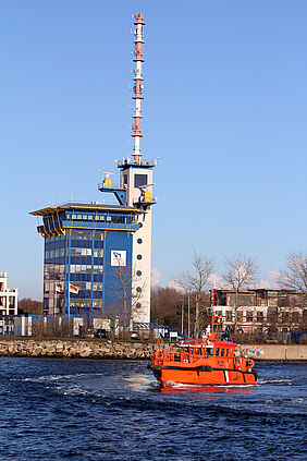 im Bild das Lotsenversetzboot „Butt“ im Warnemünder Seekanal