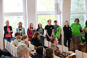 Begrüßung der Erstsemester durch die Tutoren, den Fachschaftsrat, die Verwaltung und der Leiterin des Sprachenzentrums