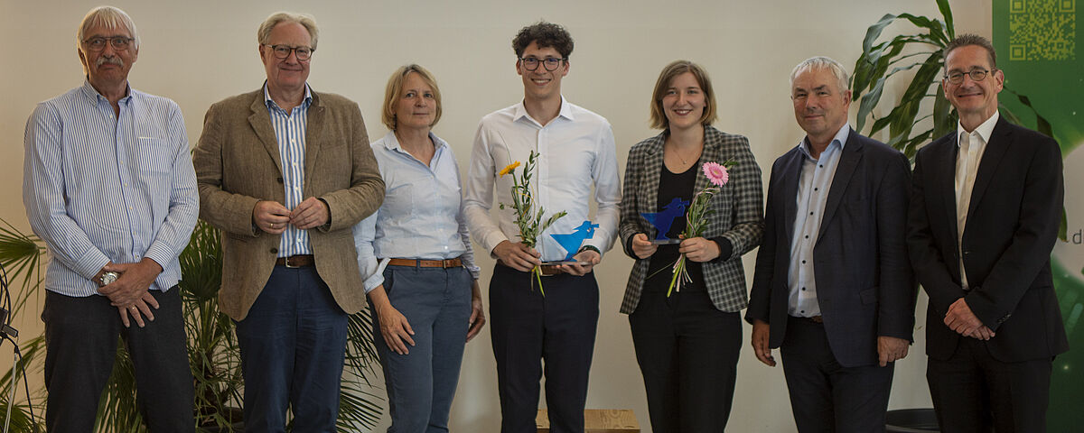 Zwei der drei Innovationspreisträger_innen 2023, Volkan Turan und Carolin Grodt, freuen sich gemeinsam mit (v. l.) Wolfgang Kühl, Mittwochsrunde zu Wismar, Prof. Dr. Bodo Wiegand-Hoffmeister, Rektor der Hochschule Wismar, Dr. Meike Quaas, Vorsitzenden des Förderkreises der Hochschule Wismar e. V., Thomas Beyer, Bürgermeister der Hansestadt Wismar und Kay Facklam, Vorstandsvorsitzender der Sparkasse Mecklenburg-Nordwest. Quelle: Hochschule Wismar/mh