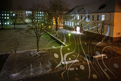 Lichtmuster vor und auf dem Haus 18