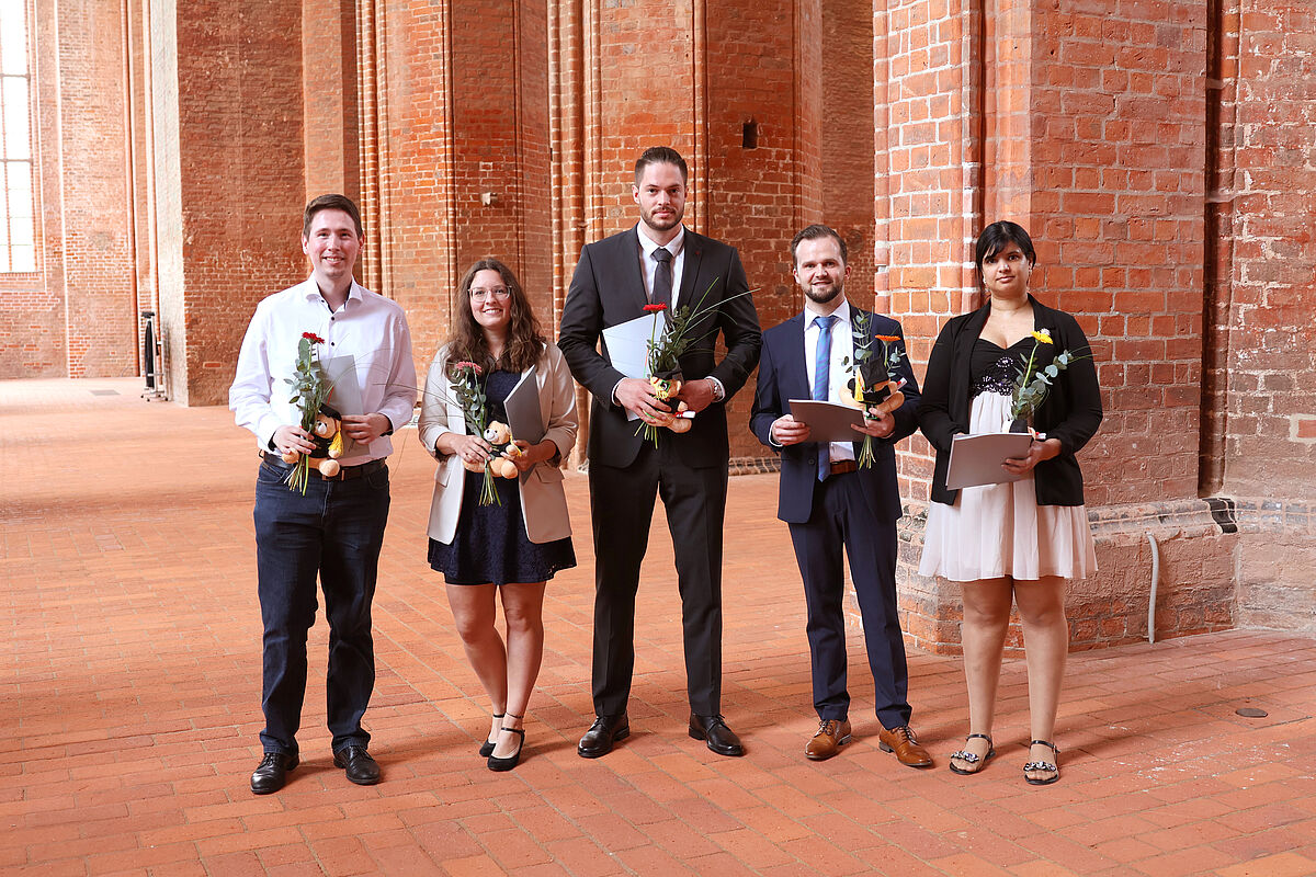 Gruppenbild der Absolventen und Absolventinnen des Master-Studiengangs Wirtschaftsrecht