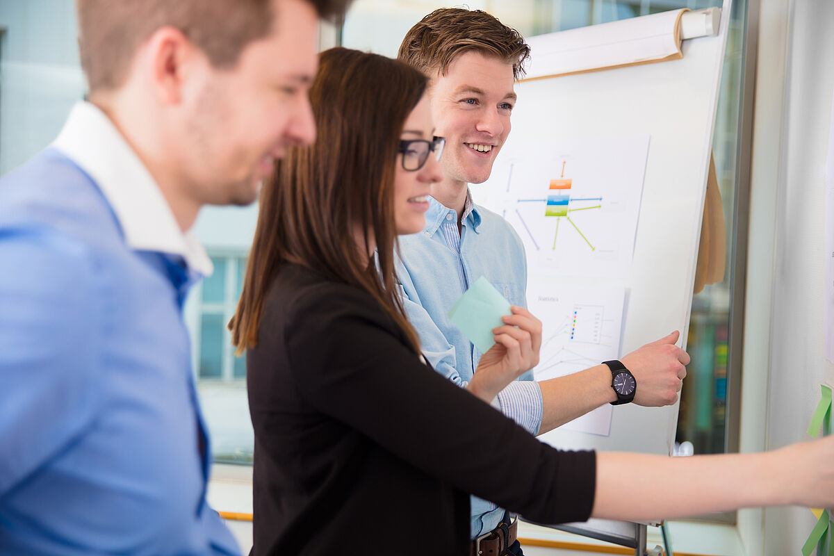 Introduction_Image_Symbolbild_BW_Master_SL_2023 Introduction_Image Studiengang Wirtschaftsrecht Master Studierende unterhalten sich vor einem Whiteboard