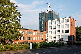 Es ist das Haus 2 auf dem Warnemünder Campus von der Straßenseite aus zu sehen.